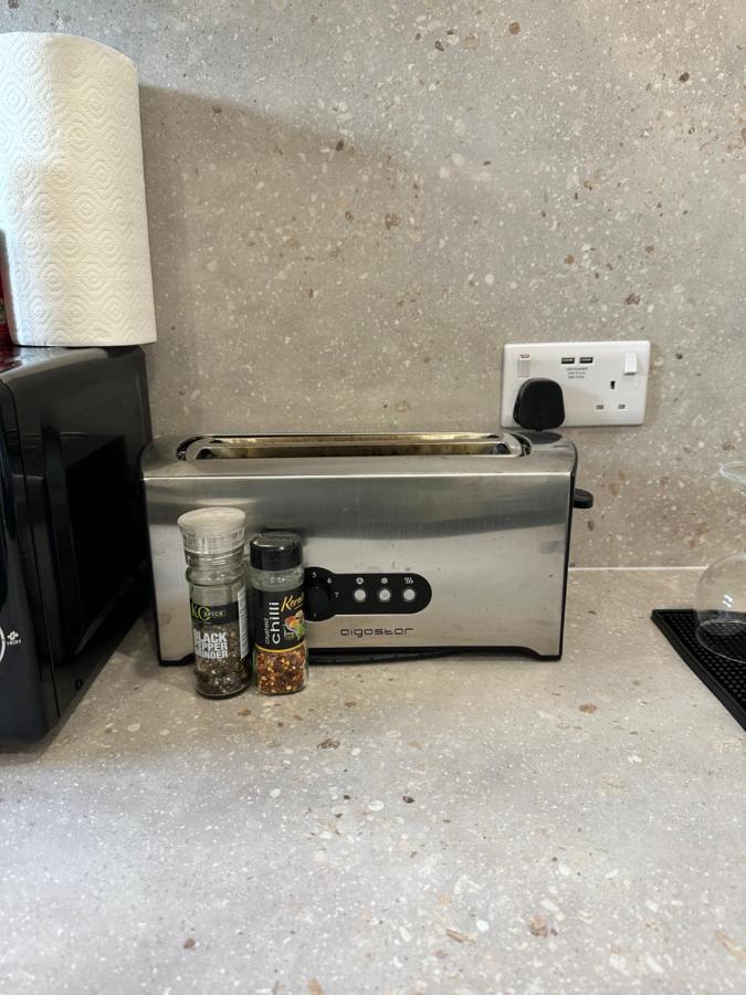 Modern Flat In Central Egham By Windsor Castle, Staines-Upon-Thames And Heathrow Airport Eksteriør bilde
