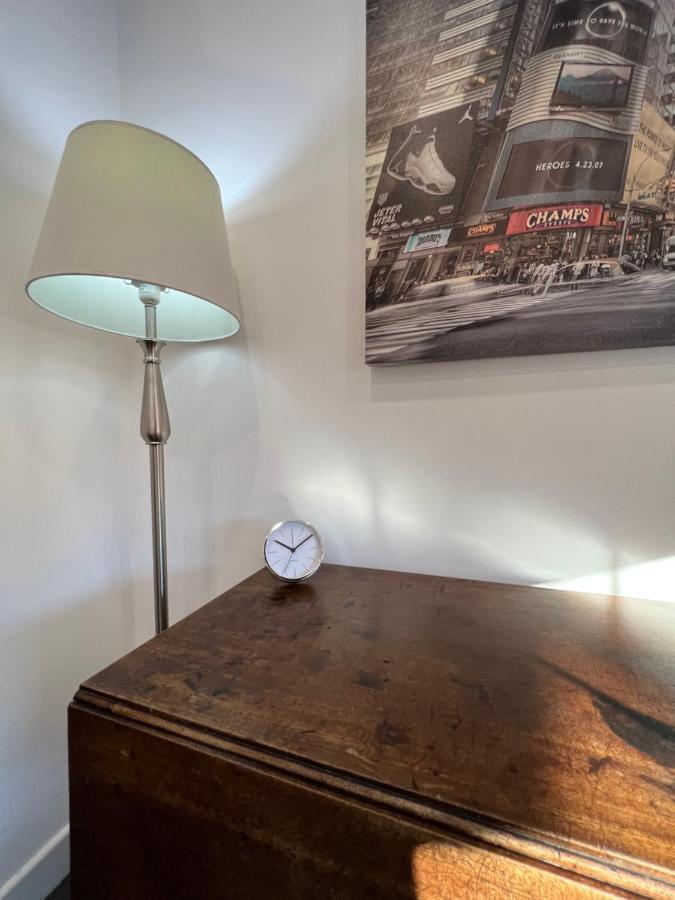 Modern Flat In Central Egham By Windsor Castle, Staines-Upon-Thames And Heathrow Airport Eksteriør bilde