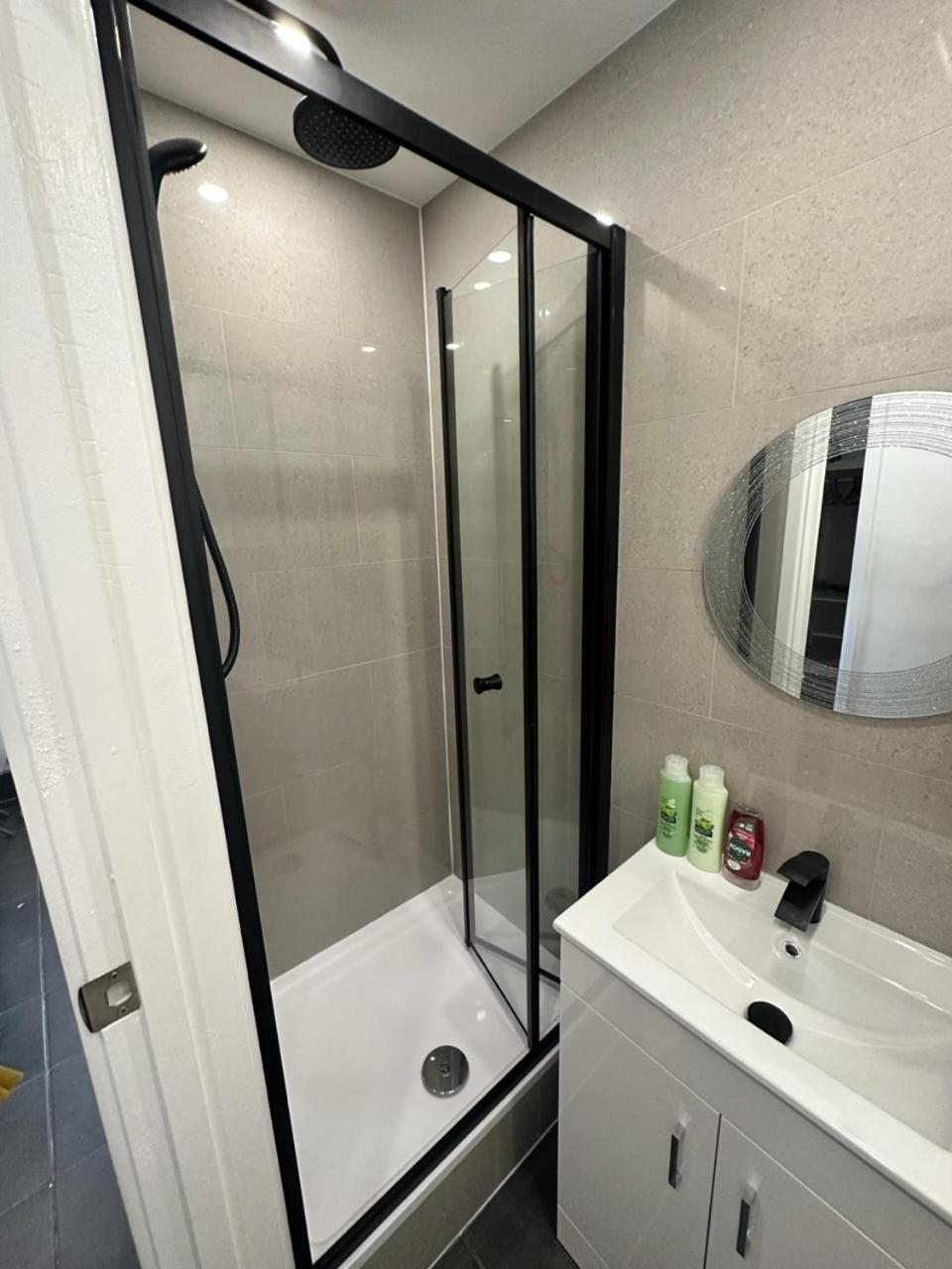 Modern Flat In Central Egham By Windsor Castle, Staines-Upon-Thames And Heathrow Airport Eksteriør bilde